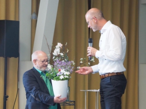Dr. Matthias Bonkowski überreicht Uwe Dubbels ein Geschenk.