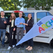Jens Bonkowski überreicht Nora Mengel und ihrem Team den Bus für die "Arche"