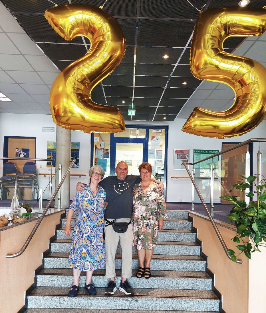 Vera Strech (Einrichtungsleiterin), Detlev Dobers (Einrichtungsleiter Gerontopsychiatrie) und Tatjana Milermann (Pflegedienstleiterin) freuen sich über 25 Jahre Heimstätte Ohlenhof.