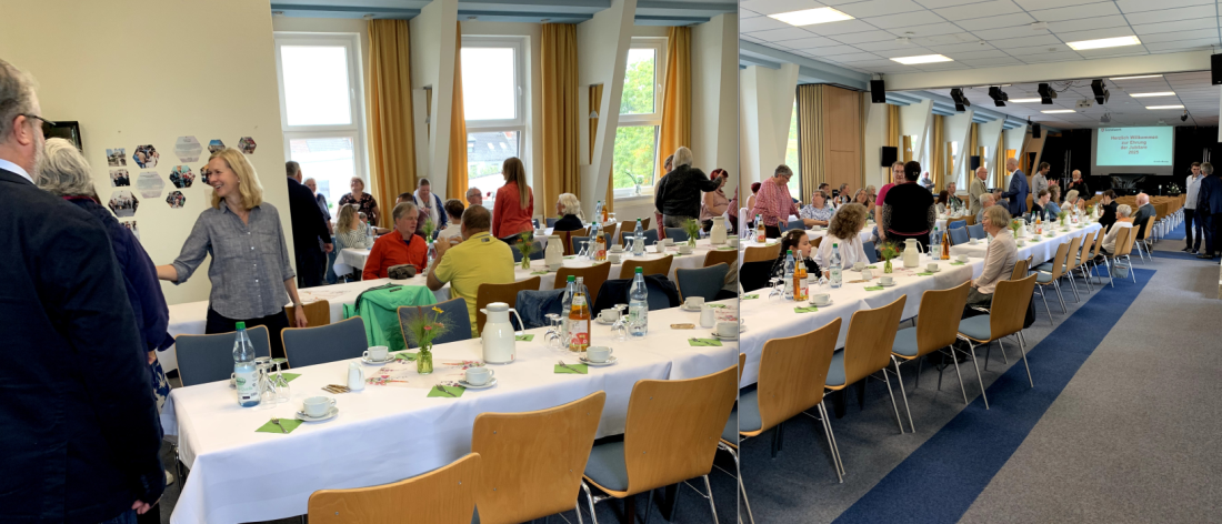 Die Gäste kommen im Kaminsaal an.