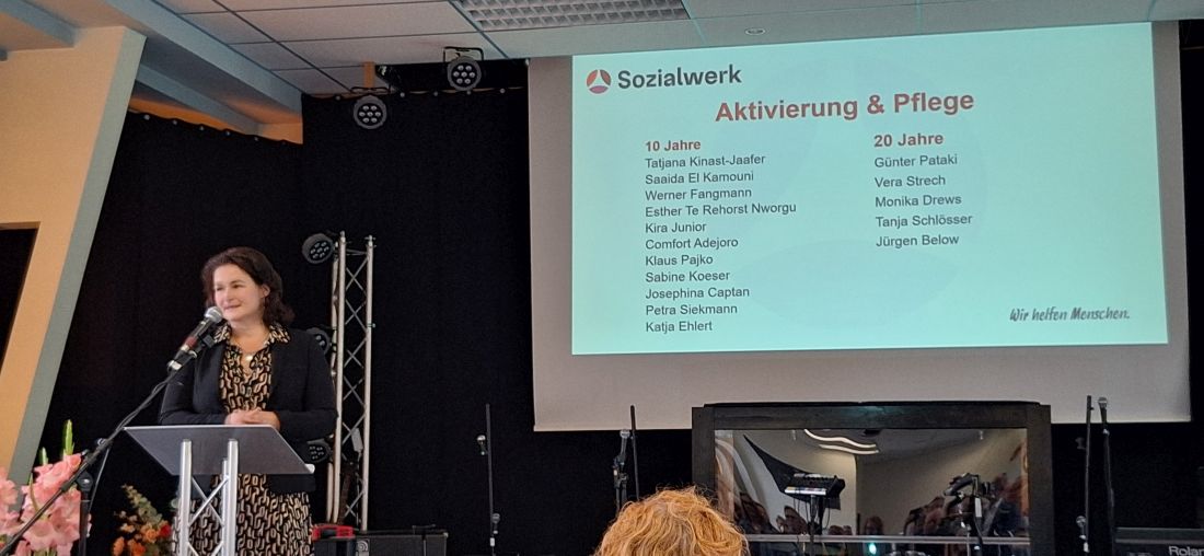 Claudia Pritze, stellv. Bereichsleiterin Aktivierung & Pflege, hält die Ansprache...