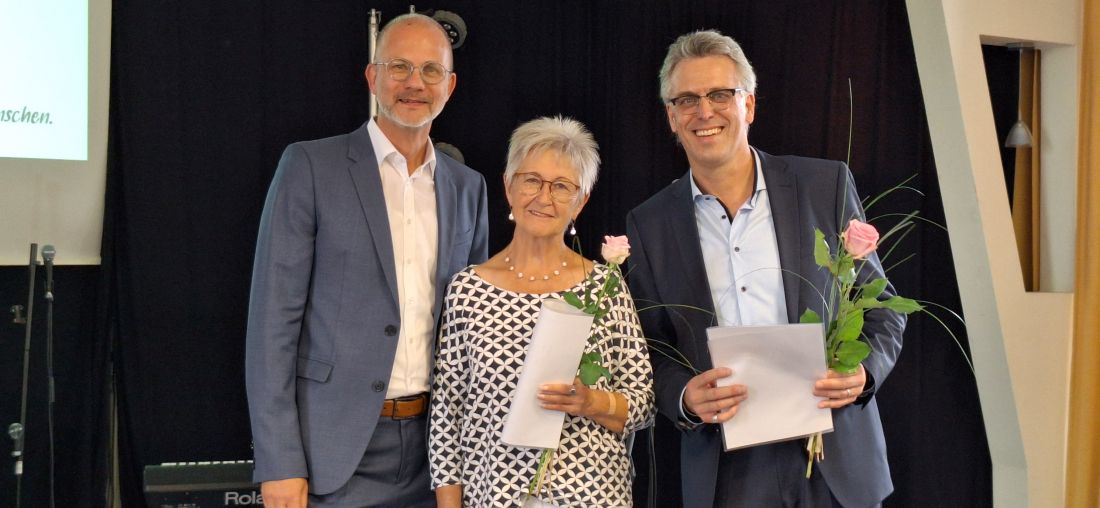 10 Jahre Ehrenamt: Die Geschäftsleitung, vertreten durch Dr. Matthias Bonkowski (links) und Markus Wruck, ehrt Annegret Börger.