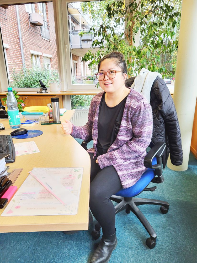 Judith im Büro in der Verwaltung der ArBiS