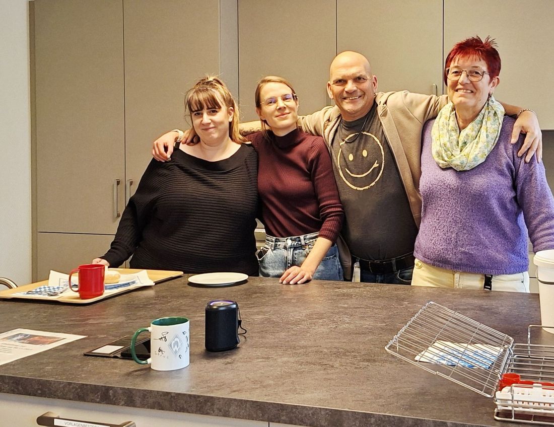 Das Team freut sich über die neue Küche.