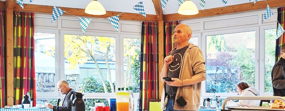 Detlev Dobers begrüßt die Festgäste.