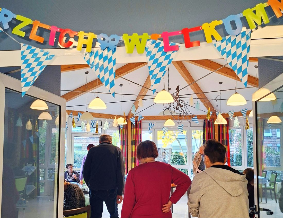 Die Festgesellschaft trifft ein.