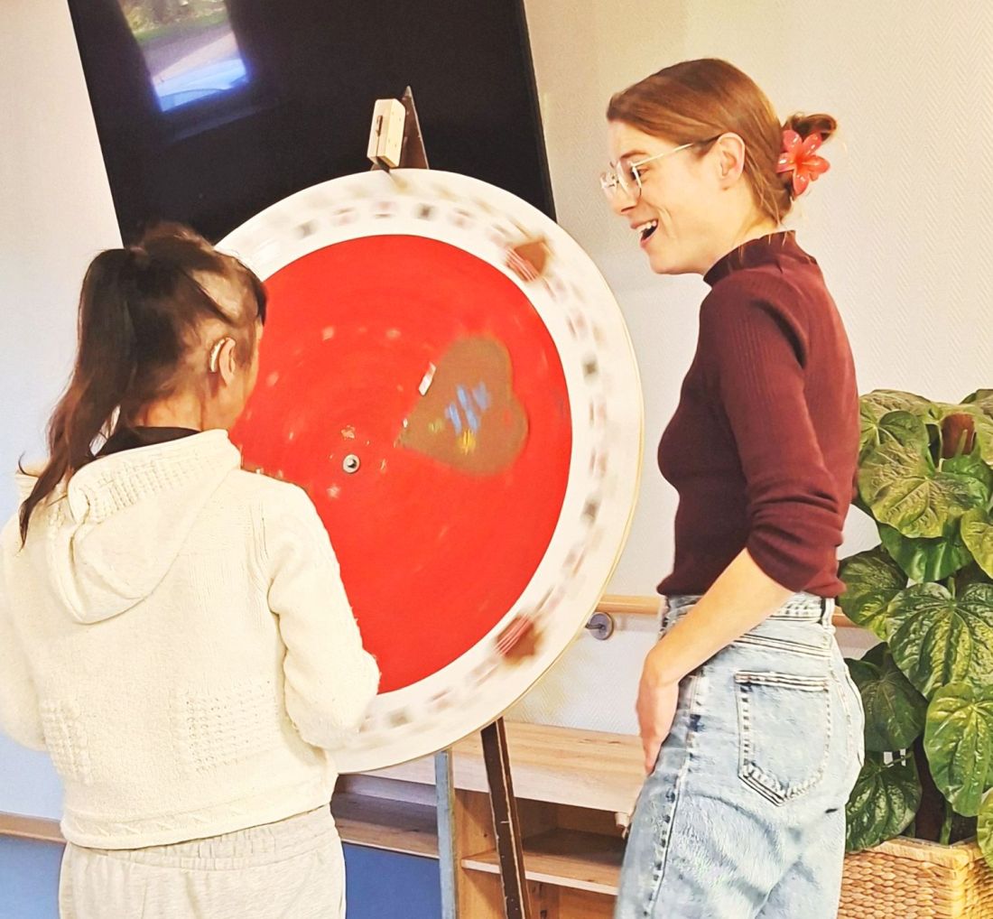 Linda assistiert am Glücksrad.