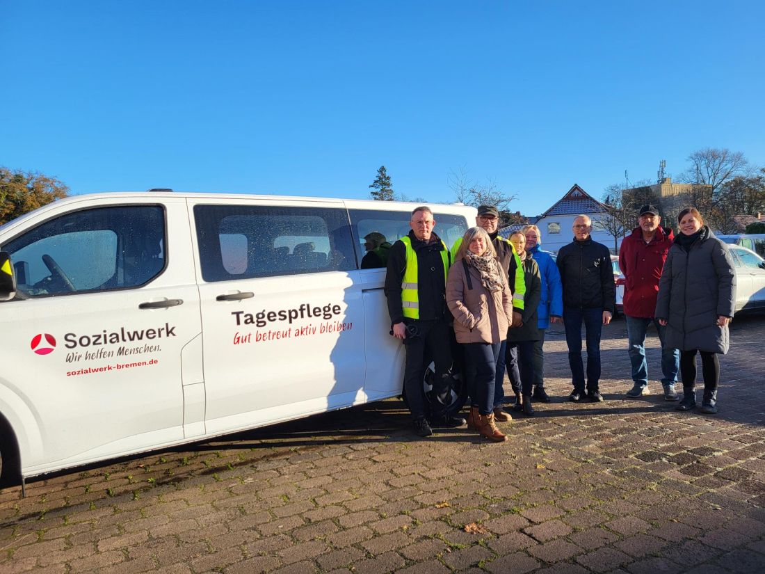 Der neue E-Bus wird dem Fahrerteam der Tagenspflege Oslebshausen übergeben.