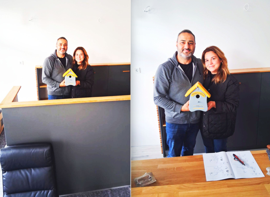 Am neuen Empfangstresen: Beyhan und Hülya Yeter mit ihrem Geschenk, einem individuellen Vogelhaus der ArBiS-Werkstatt Holz und Ideen