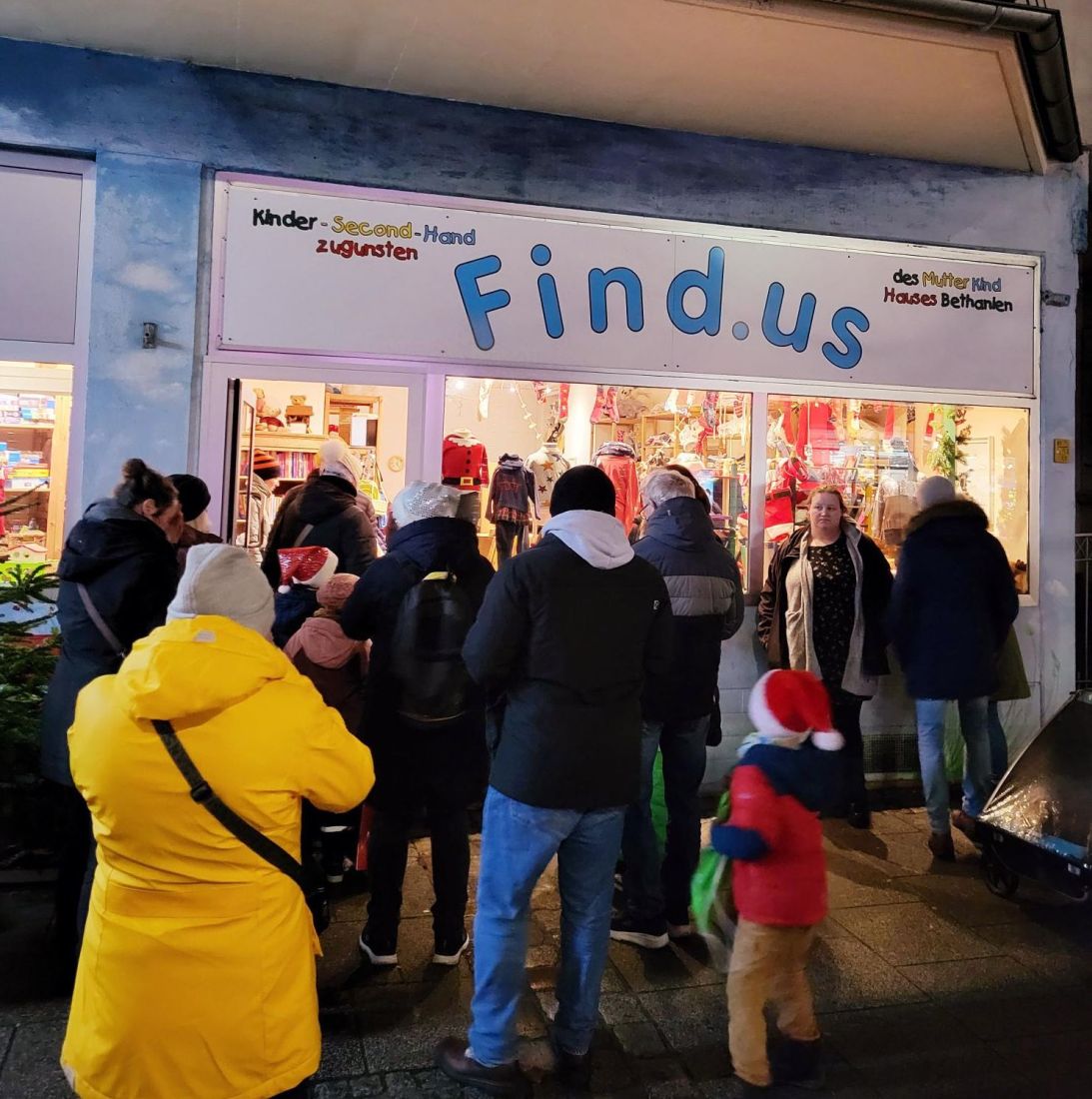 Jedes Jahr kommen viele Kinder und Eltern, um ein Stofftier vom Nikolaus abzuholen.