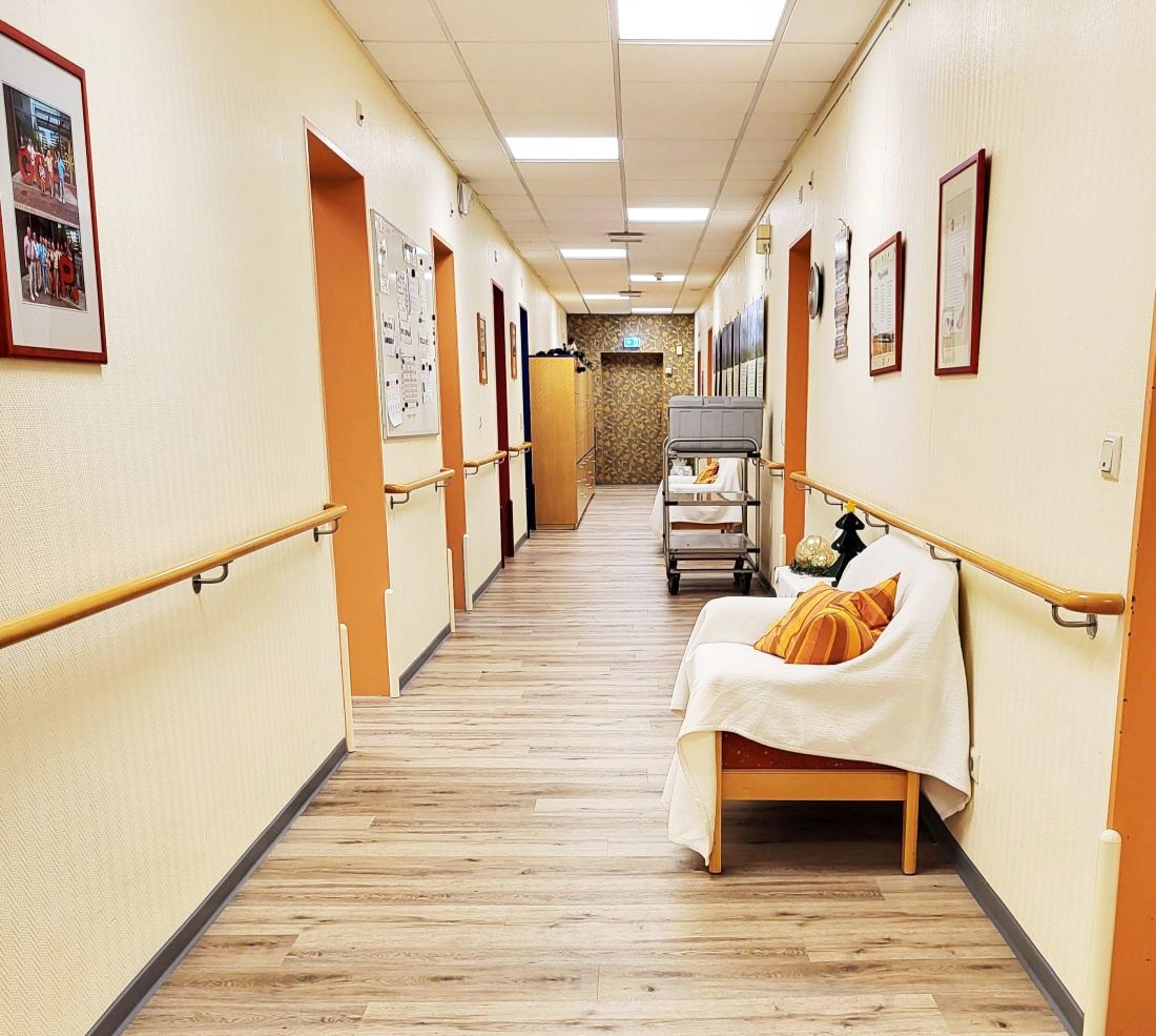 Im Flur liegt ein neuer Fußboden.