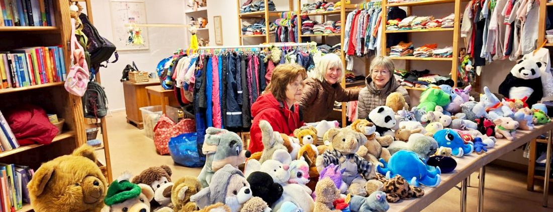 Die Plüschtiere warten auf die Kinder