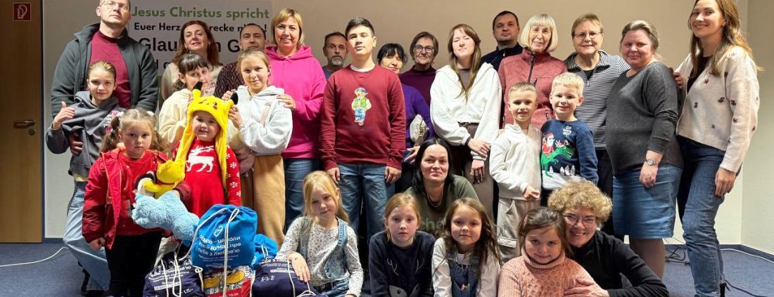 Kinderchor mit Weihnachtsbeuteln