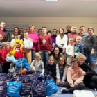 Kinderchor mit Weihnachtsbeuteln