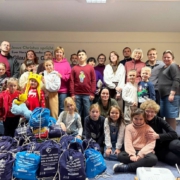 Kinderchor mit Weihnachtsbeuteln