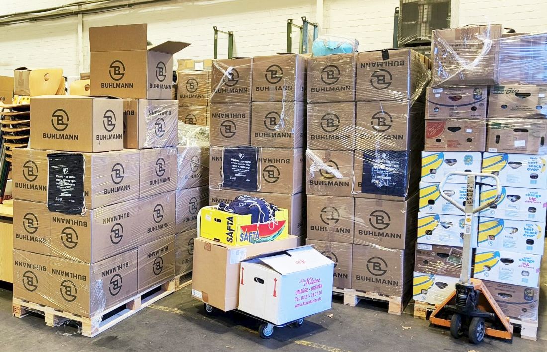 Umfüllen im Zentrallager in Transportkartons