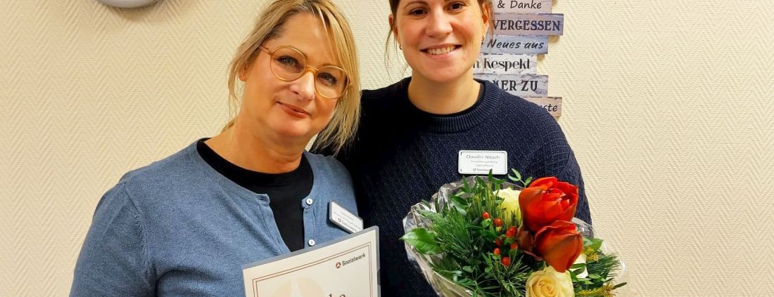 Jubilarin Katja Ehlert und Claudia Nitsch, Leiterin der Tagespflege-Einrichtungen im Sozialwerk