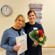 Jubilarin Katja Ehlert und Claudia Nitsch, Leiterin der Tagespflege-Einrichtungen im Sozialwerk