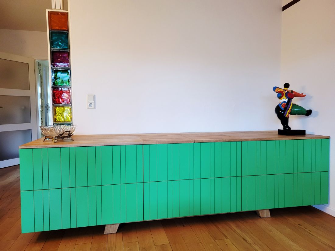 Ein grünes Sideboard