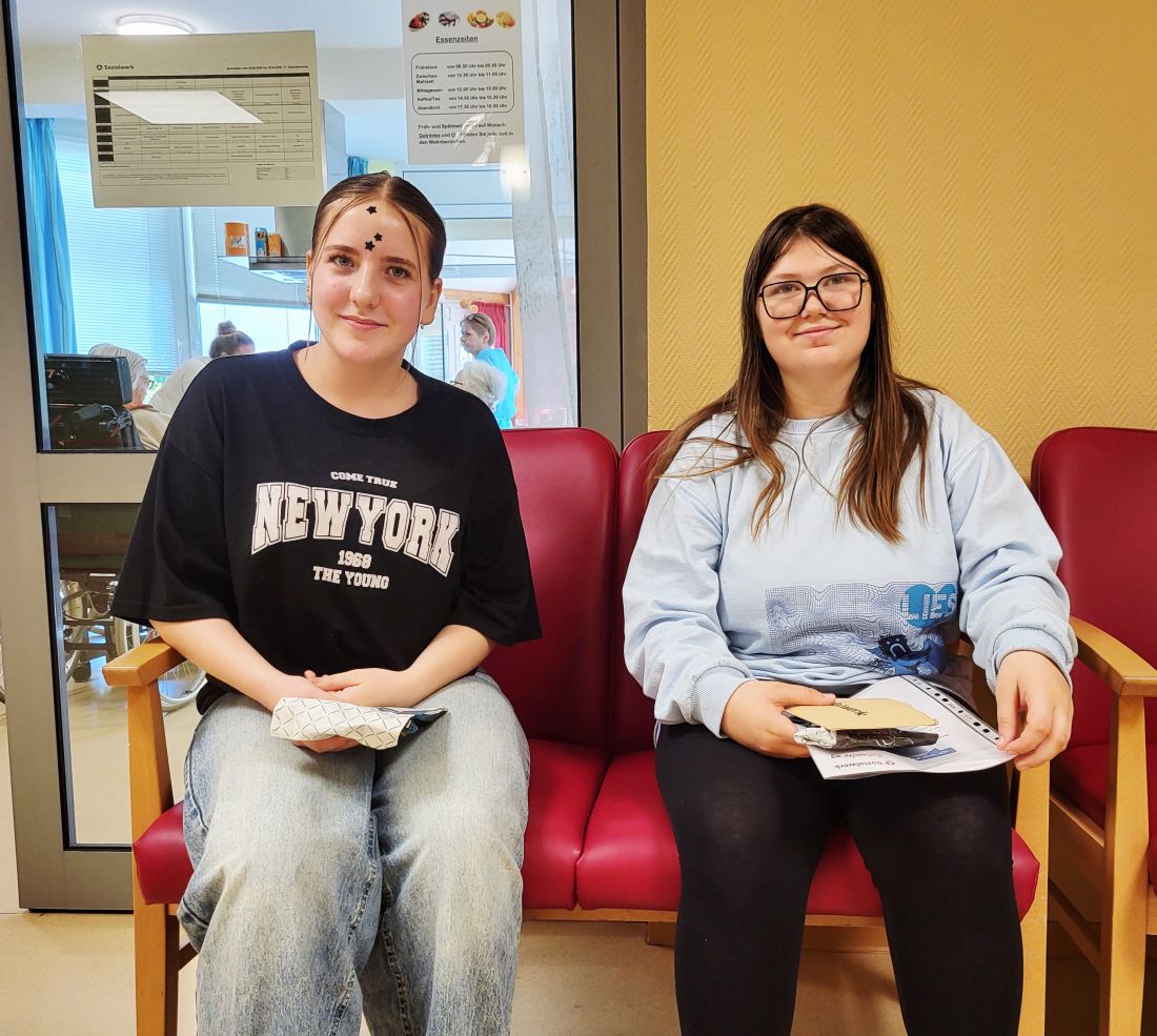 Eine der beiden weiß schon genau: Sie will Pflegefachfrau werden.