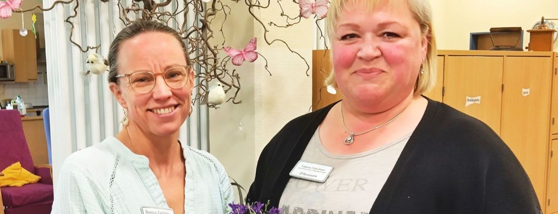 Einrichtungsleiterin Bianca Zachrau gratuliert der verantwortlichen Pflegefachkraft Tatjana Fläschner zum 25. Dienstjubiläum