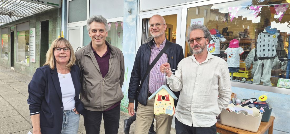 Trixi Fäsenfeld (links) übergibt ihre Aufgaben in der Organisation von Find.us an Zach Shay (rechts). Geschäftsführer Dr. Matthias Bonkowski (2.v.r.) und Prokurist Markus Wruck freuen sich über den geglückten Wechsel in der "Haus"-Verwaltung.