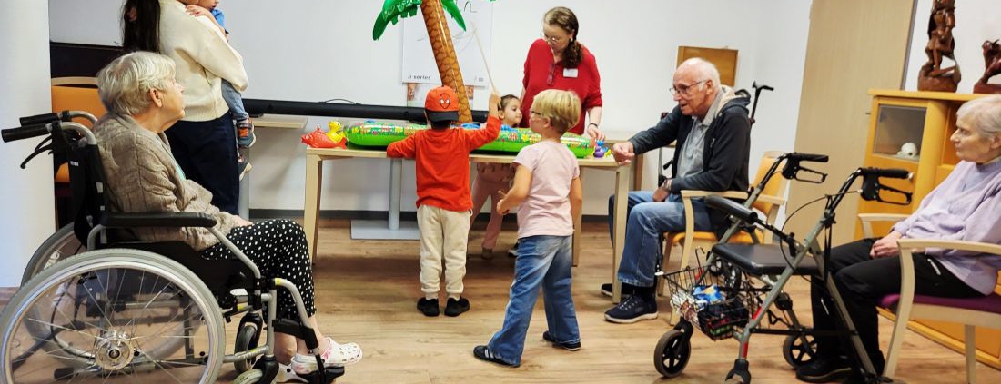 Kleine und Große angeln zusammen Enten